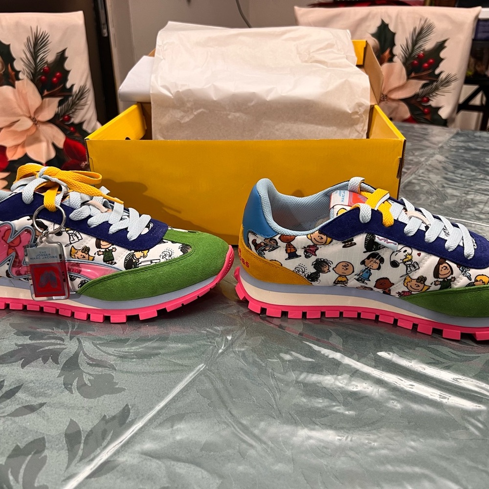 Marc Jacobs Peanuts Jogger Box in Black and Yellow - Picture 6 of 11